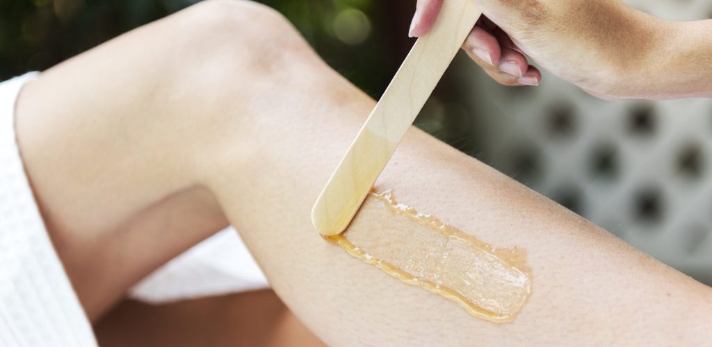 femme-avoir-jambes-cire-dans-spa